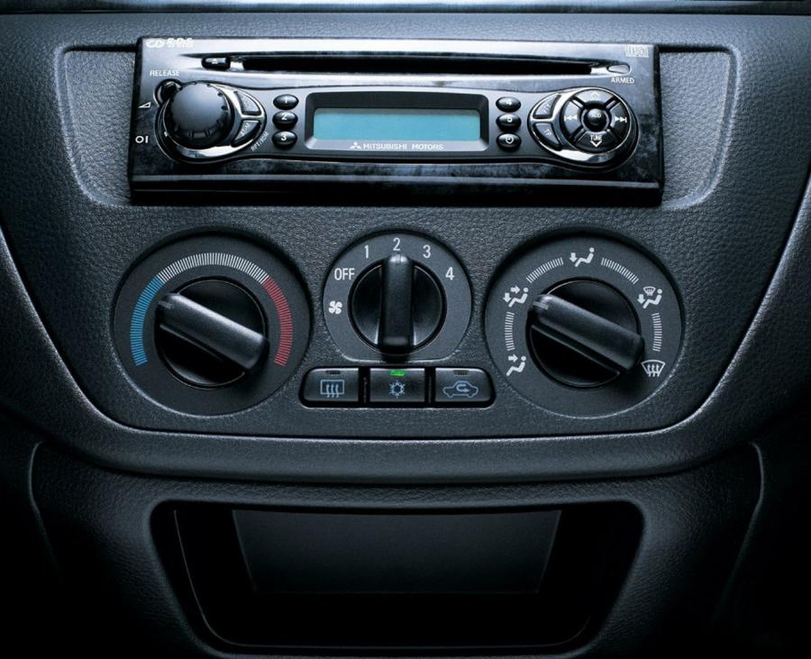  Mitsubishi Lancer 2000 года  (фото 20 из 31)